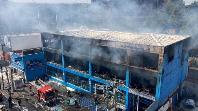 Incendio consume Galerías El Triunfo; 100 personas fueron evacuadas (Videos)