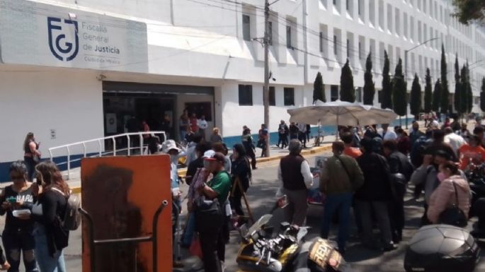 Con bloqueo vial, trabajadores de la FGJCDMX rechazan examen de oposición