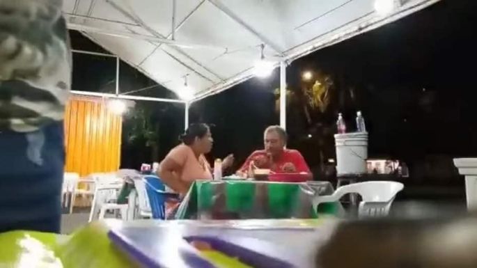 Hombre agrede a mujer en fonda de Veracruz, le avienta tacos y salsas en la cara (Video)