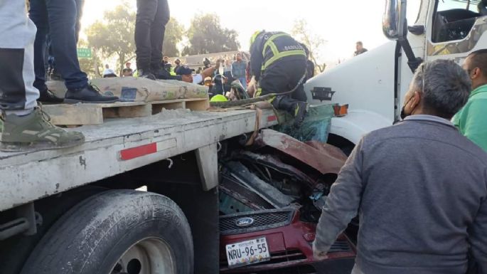 Adulto mayor quedó prensado tras fuerte choque con tráiler y camión en la México-Querétaro