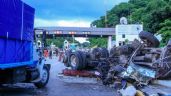 Tráiler sin frenos embiste a vehículos y se estrella contra caseta en la México-Acapulco; un muerto (Videos)