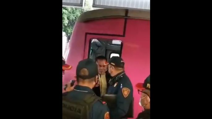 Conductor ebrio en la Línea 2 del Metro es reportado por usuarios y detenido por policías (Videos)
