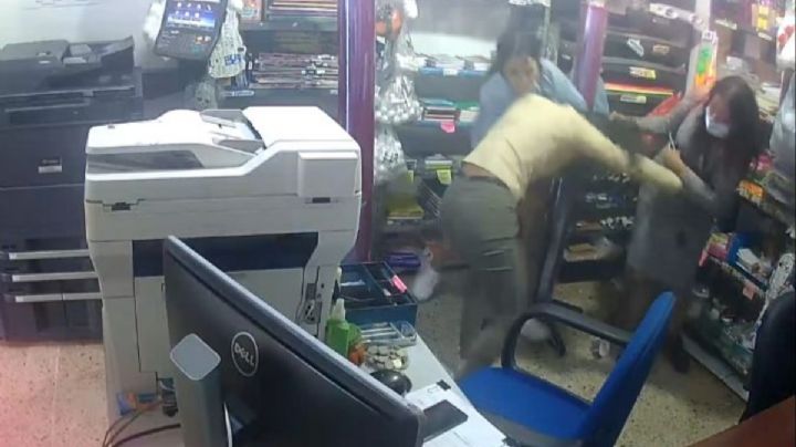 Mujeres golpean y roban a empleada de una papelería en Coyoacán (Video)
