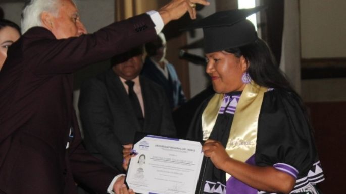 Mujer rarámuri se graduó en Derecho usando birrete y traje tradicional en Chihuahua