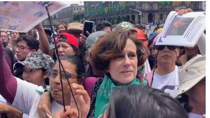 Corren a Denise Dresser de marcha del 2 octubre: "Fuera, fuera, fuera" (Video)