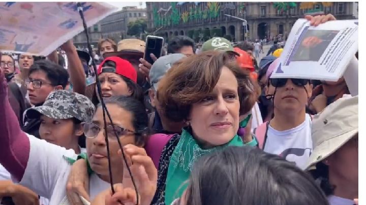 Corren a Denise Dresser de marcha del 2 octubre: "Fuera, fuera, fuera" (Video)