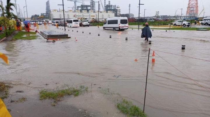 La refinería de Dos Bocas "está en el agua" y hay inundaciones en 12 municipios de Tabasco (Videos)