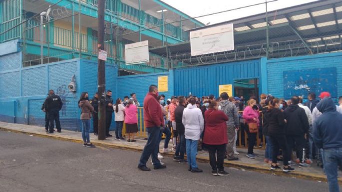 Alumno de secundaria apuñala a un compañero en el salón de clases en Iztapalapa