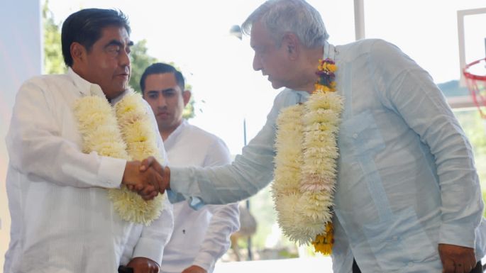 Maestros abuchean al gobernador Miguel Barbosa frente a AMLO en Puebla