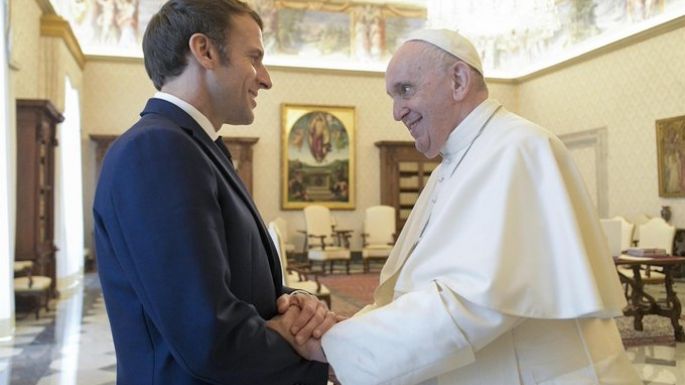 El Papa se reúne durante casi una hora con Macron en el Vaticano para hablar de la paz en Europa