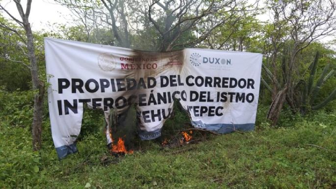 Pobladores protestan y queman vehículos por instalación de parque industrial en Istmo de Tehuantepec