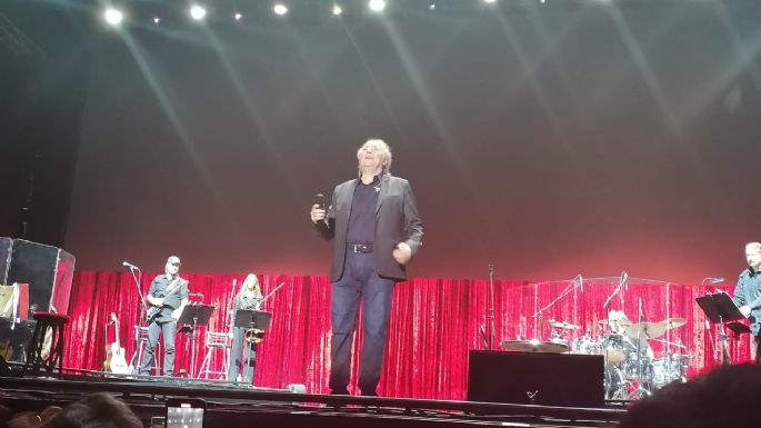 Serrat durante su concierto en el FIC: “Gracias a los músicos que hacen sonar las canciones…”