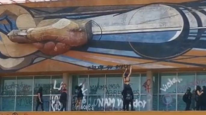 Tras protesta por violación en CCH Sur, UNAM reprocha vandalización a mural de Siqueiros en Rectoría