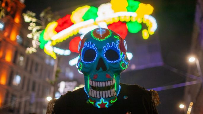 Por primera vez en el Zócalo alumbrado público decorativo por el Día de Muertos