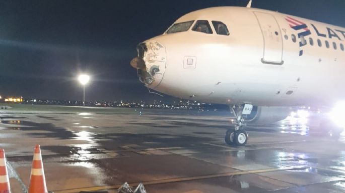 Un avión de Latam Airlines pierde la nariz y un motor al atravesar una tormenta (Video)