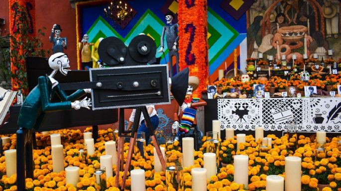 Con mega ofrenda a artistas y creadores, inicia en Coyoacán programa de Día de Muertos