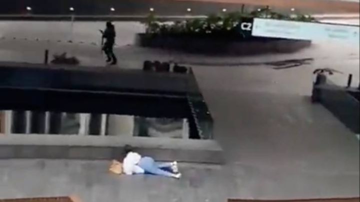 Mujer intenta salvar a menor de edad cubriéndola con su cuerpo durante la balacera en Plaza Andares (Video)