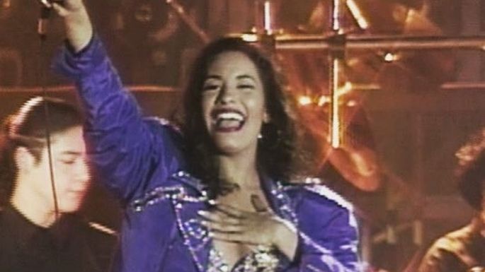 Viral: Tunden en redes a drag queen por disfrazarse como Selena con un disparo en el pecho