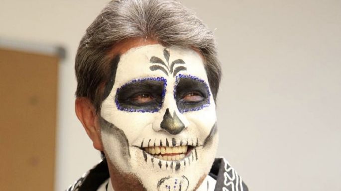 Así se caracterizó Ricardo Monreal para el Día de Muertos; le dedican críticas y memes