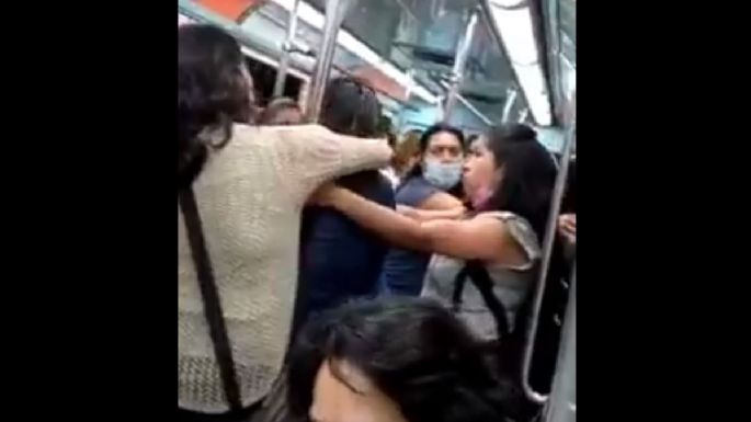 Tres mujeres pelean por un asiento en el vagón exclusivo del Metro (Video)