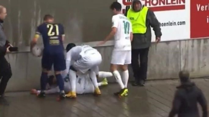 Futbolista del Hempy Leipzig se desmaya luego de chocar contra un muro durante un partido