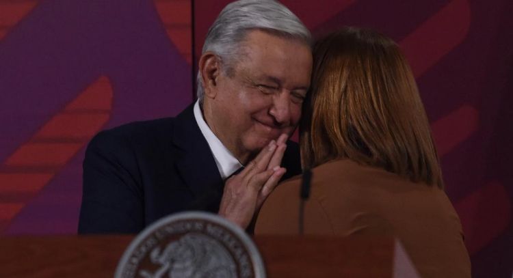 “Tatiana Clouthier no puede salir por la puerta de atrás”: AMLO al anunciar la renuncia (Video)