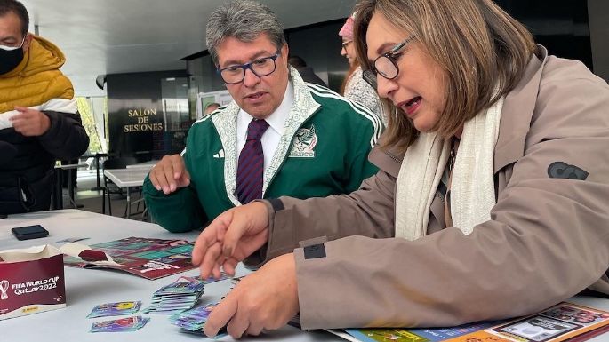 Ricardo Monreal y Xóchitl Gálvez intercambian estampas del álbum Panini del Mundial (Video)