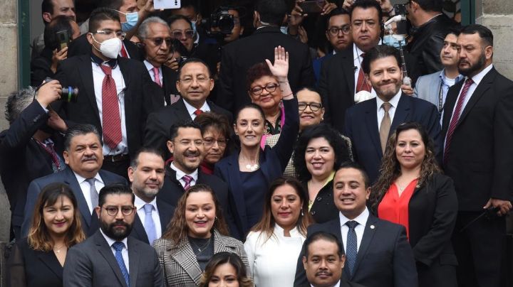 Sheinbaum saluda a cientos de simpatizantes al llegar al Congreso para rendir su cuarto informe