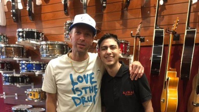 Chris Martin, cantante de Coldplay, improvisó un concierto en tienda de música en Argentina