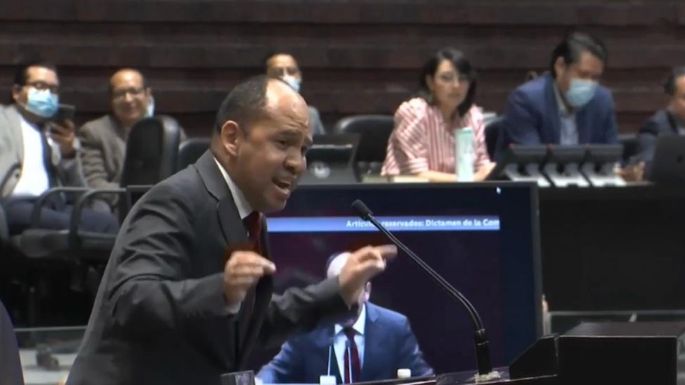 Diputado morenista se mofa de la marcha para defender al INE; lo tunden en redes (Video)