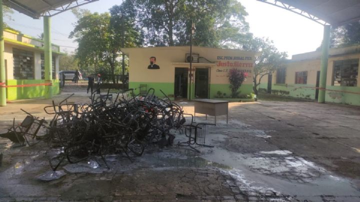 Padres y alumnos inconformes queman mobiliario escolar en Tabasco