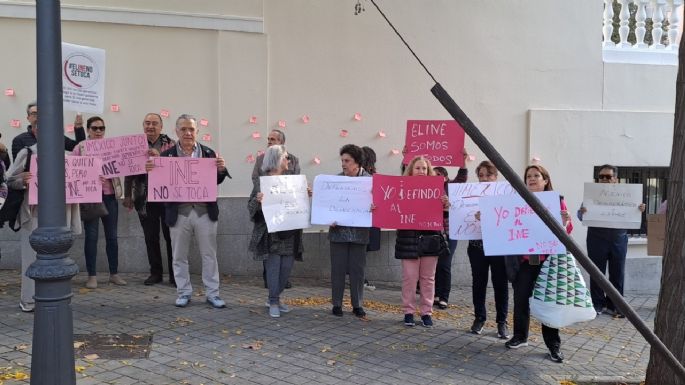 "Obrador, traidor; el INE no se toca", corean frente a la embajada de México en España (Video)