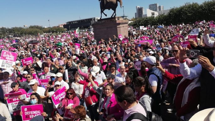 Entre abucheos a AMLO, 25 mil personas asisten a la Macroplaza de Monterrey para defender al INE