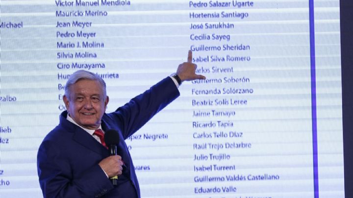 AMLO exhibe lista de "demócratas" que asistieron a la marcha en defensa del INE