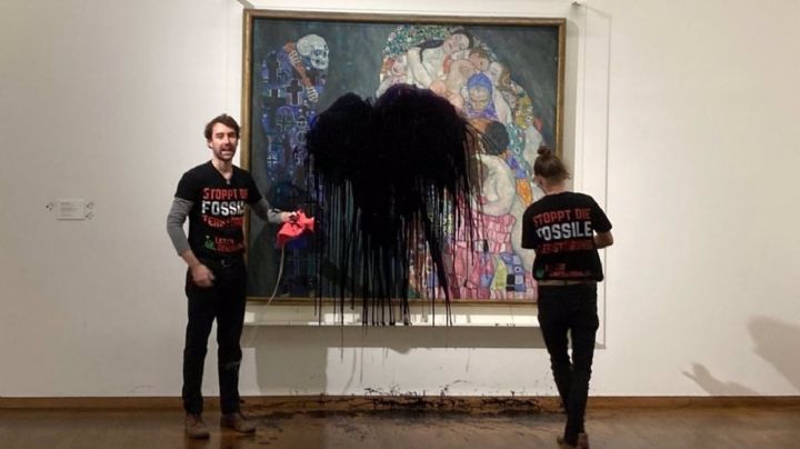 Activistas rocían un líquido negro a un cuadro de Klimt en Viena