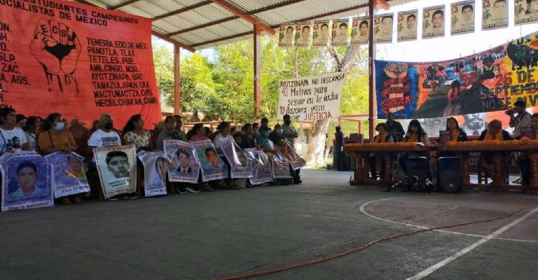 Las comisionadas Julissa Mantilla y Esmeralda Arosamena en la Escuela Normal  de Ayotzinapa. @CentroProdh 