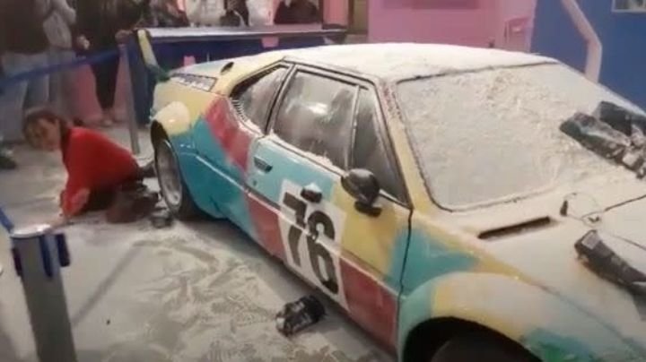 Activistas rocían de harina un coche diseñado por Andy Warhol como protesta ecologista (Video)