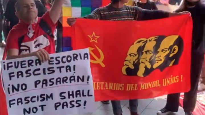 Protestan contra el fascismo en Santa Fe, sede de reunión conservadora