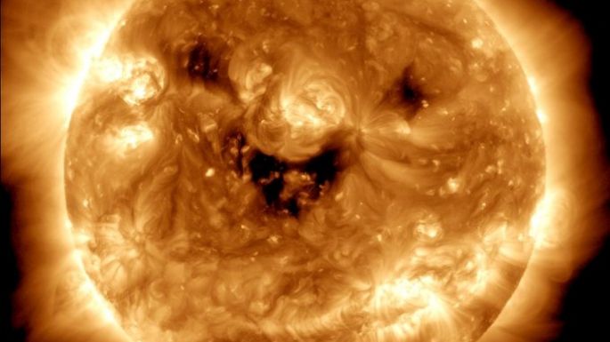 Telescopio de la NASA capta peculiar imagen del Sol “sonriendo”