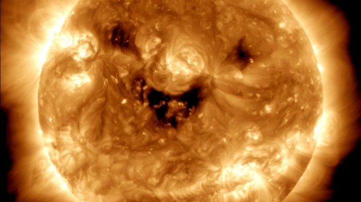 Telescopio de la NASA capta peculiar imagen del Sol “sonriendo”