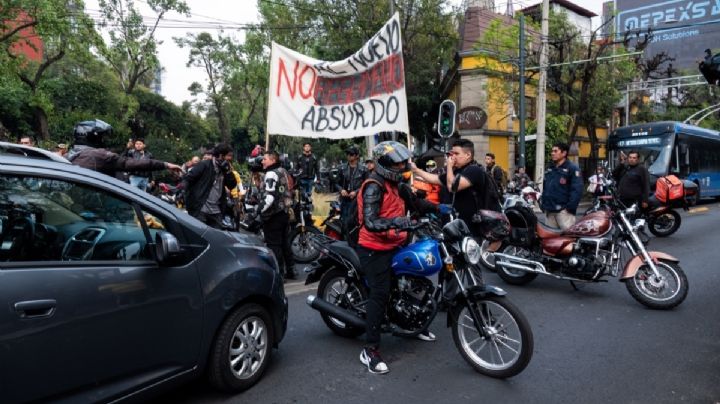 Se enfrentan motociclistas y policías de la CDMX por cambios al Reglamento de Tránsito