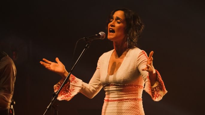 Julieta Venegas cantó a la lucha feminista en su “cumple” 52