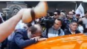 Epigmenio Ibarra se siente mal durante la marcha de AMLO (Video)