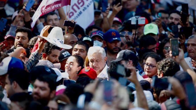 Ante dificultad de avance, intentan subir a AMLO a un coche; el tumulto lo impide y él se rehúsa