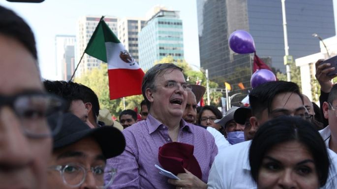 Le escupen en la cara a Marcelo Ebrard durante la marcha de apoyo a AMLO (Video)