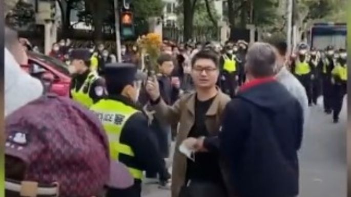 Cientos de manifestantes protestan por la política "cero covid" en varias ciudades de China