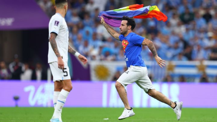 Con bandera LGBT y la consigna “respeto por las mujeres iraníes”, aficionado invade el Portugal-Uruguay