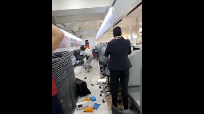 Mujer enfurece por perder el avión a Qatar y golpea a empleados de la aerolínea (Video)