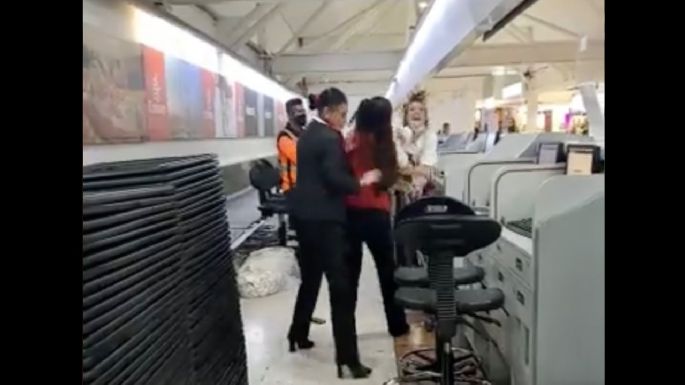 Mujer enfurece por perder el avión a Qatar y golpea a empleados de la aerolínea (Video)