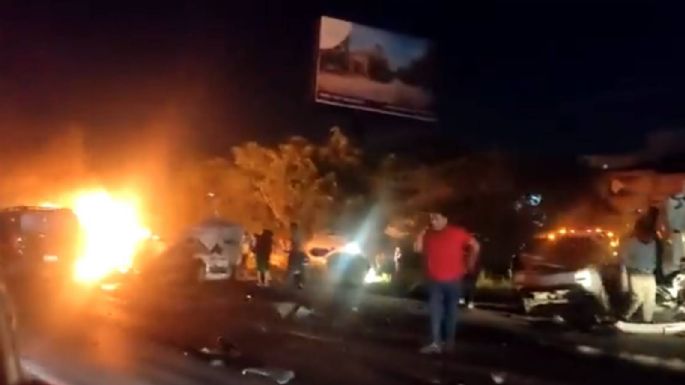 Un tráiler embiste a varios autos en la México-Querétaro; reportan al menos dos muertos (Video)